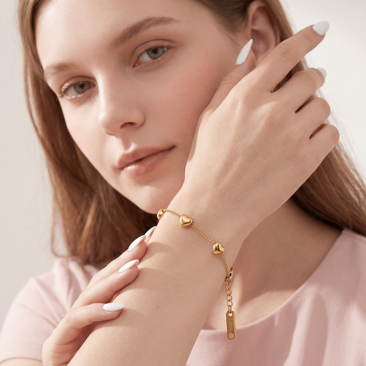 Pulseira com Corações Dourados